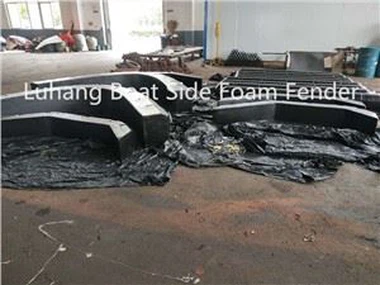 เรือด้านข้างโฟมบังโคลน